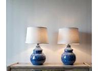 Minimalistisch interieur met stijlvolle keramische lampen in blauw en wit