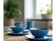 Moderne woonkamer gedecoreerd met blauw porseleinen servies