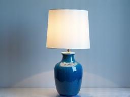 Handgemaakte keramische lamp in blauwe tint